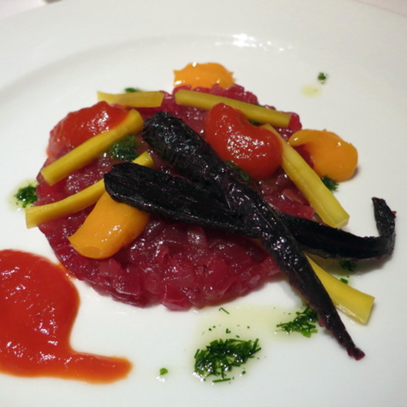 マグロの冷菜　アンビグラム風 3種類のソース(AMBiGRAM)