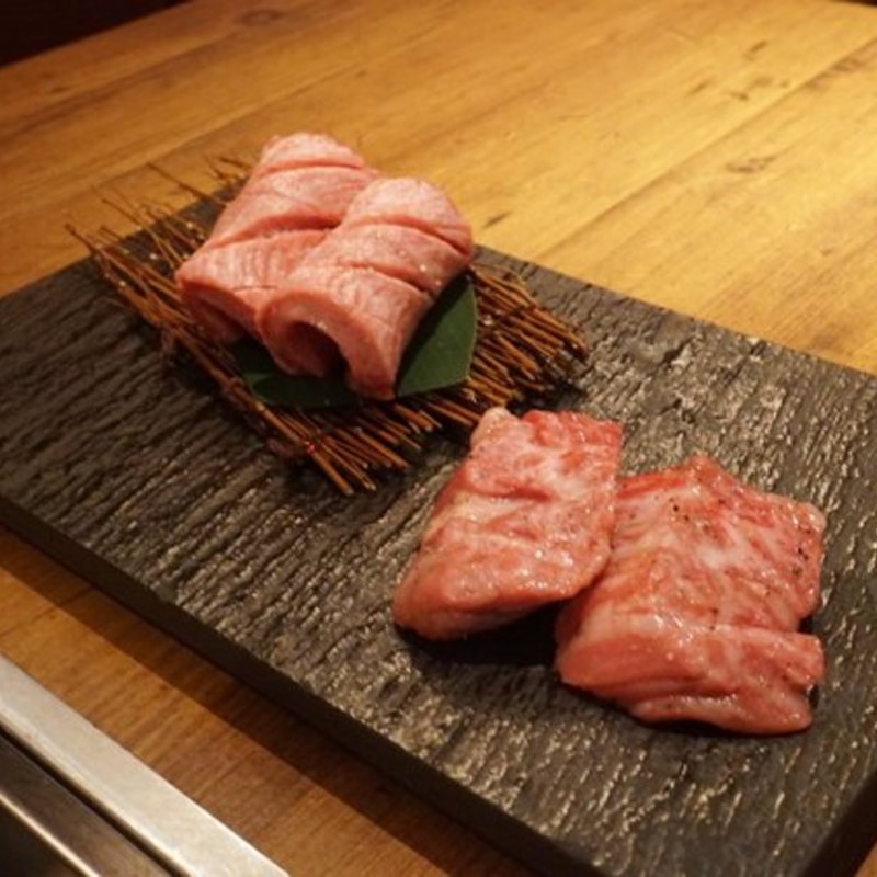 黒タン、厚切りハラミ(うしごろバンビーナ 恵比寿本店)