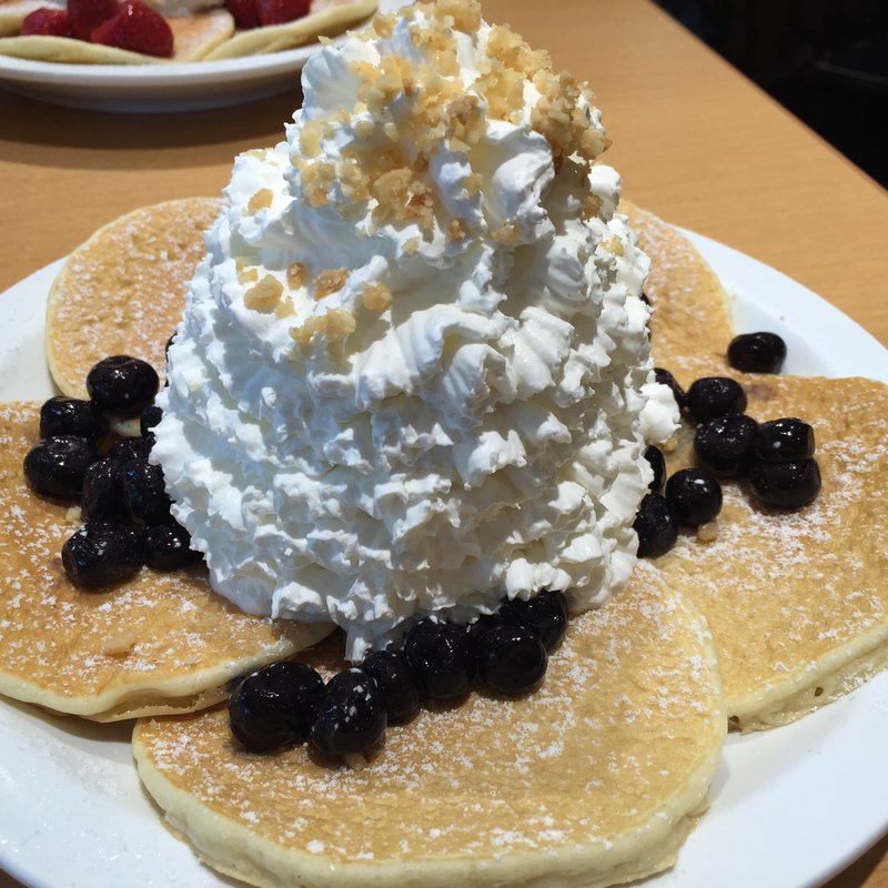 ブルーベリー、ホイップクリームとマカダミアナッツのパンケーキ(Eggs 'n Things 横浜山下公園店)
