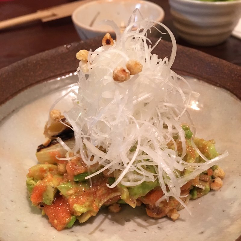 焼きネギとアボカドの明太子和え(蕎麦見世のあみ)