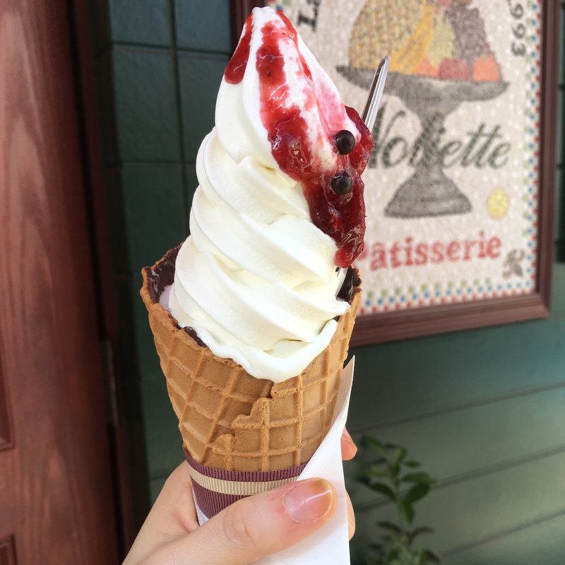 ソフトクリームフルーツソース添え(パティスリー・ノリエット)