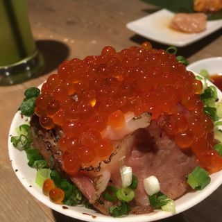 牛とろいくら丼(ＵＳＨＩＨＡＣＨＩ　牛８ 新宿歌舞伎町店 （ウシハチ）)