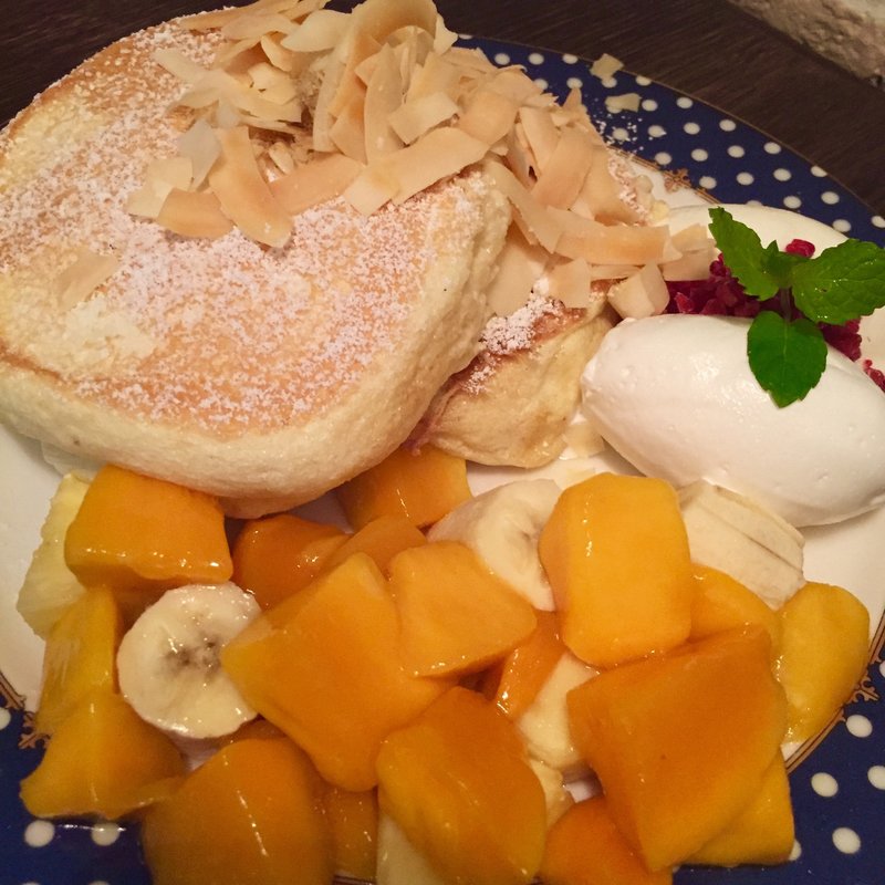 マンゴーとココナッツのトロピカルパンケーキ(Cafe del SOL)