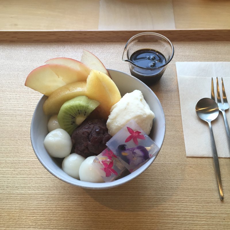 金魚の白玉フルーツクリームあんみつ(ソビノワ)