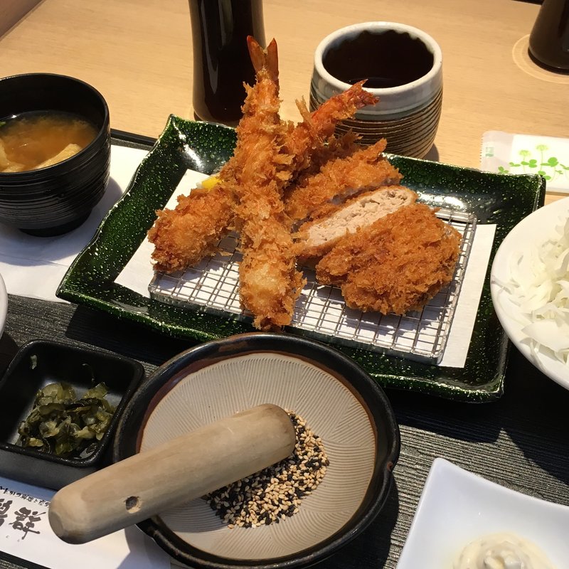 海老フライとミンチカツ(とんかつ料理と京野菜 鶴群 大丸梅田店)
