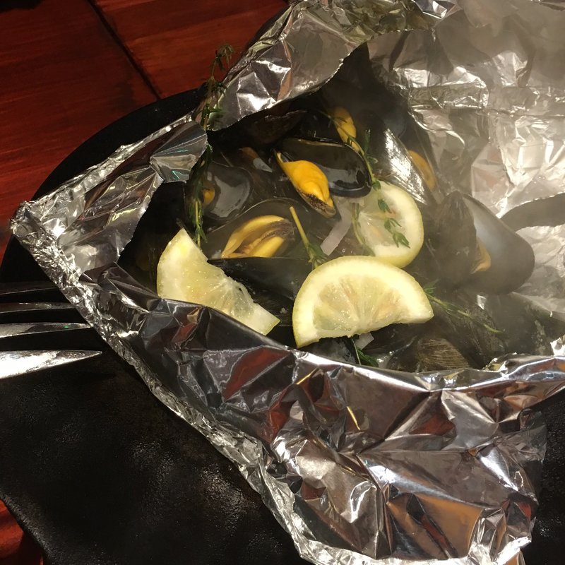 モンサンミッシェルムール貝のホイルバロン(ビストロ・シンバ （bistrosimba）)