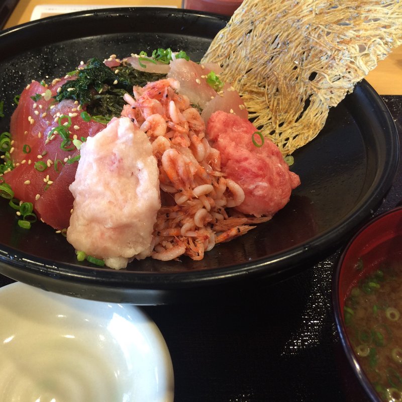 清水丼(御食事処 大漁市場 )