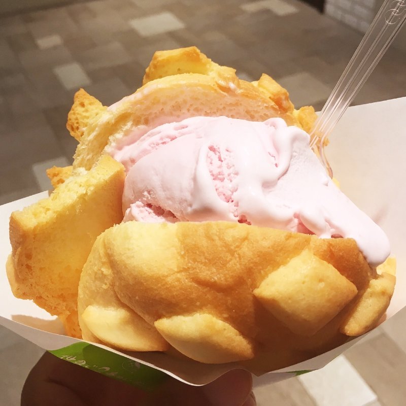 メロンパンアイス(ストロベリー)(世界で２番めにおいしい焼きたてメロンパンアイス 博多マルイ店)