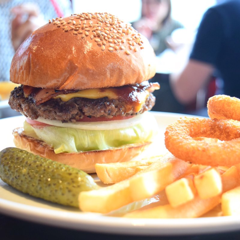 仕事の合間やディナーには、茅場町でハンバーガーを食べませんか? 