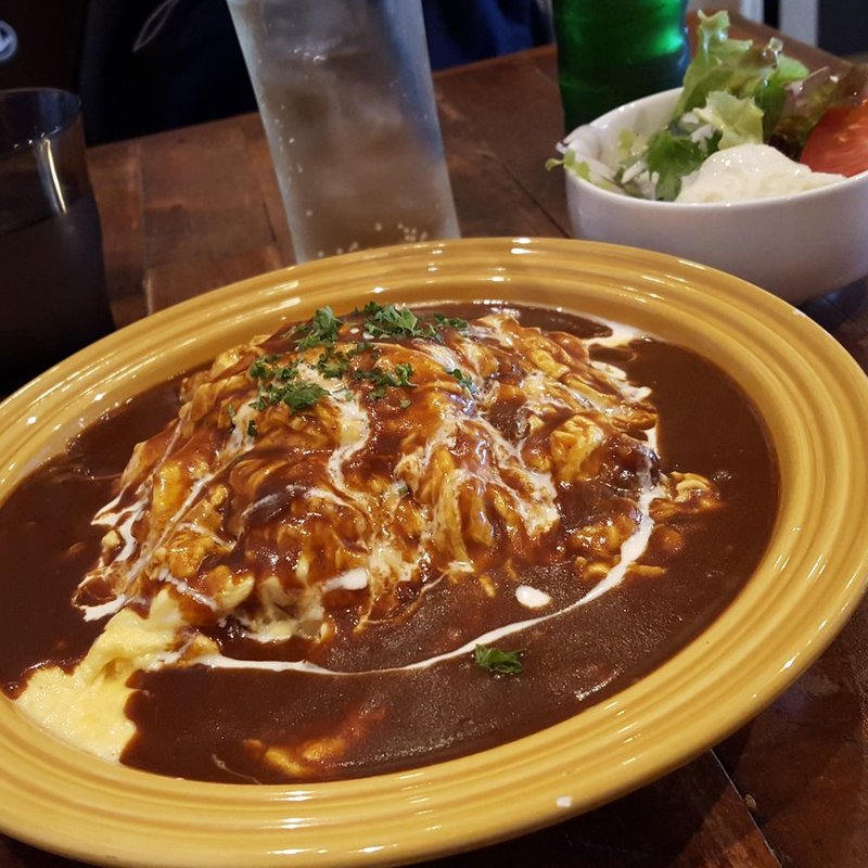 ふわとろ卵と大人味のデミソースオムライス(オルタナティブラウンジ)