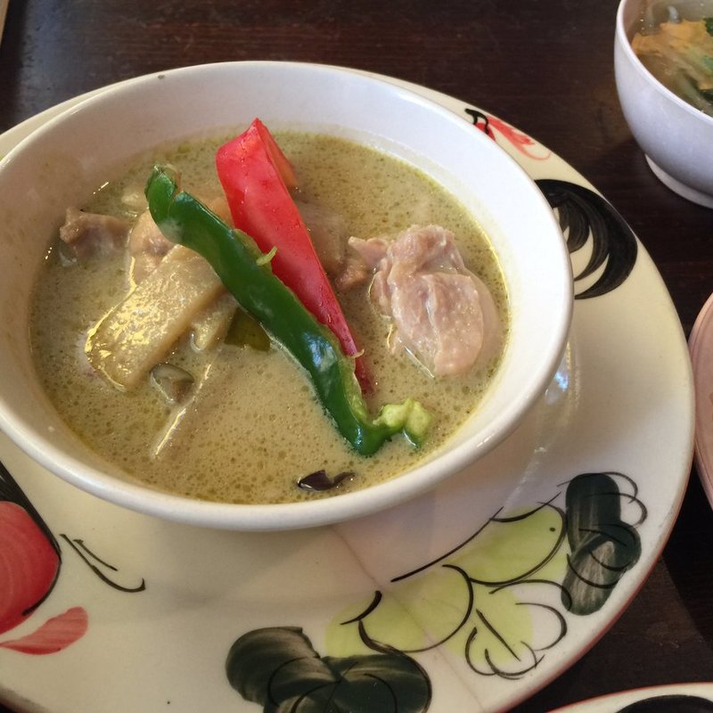 鶏肉と竹の子のグリーンカレー(路地裏のタイ料理とお酒 バナナ食堂 立川店)