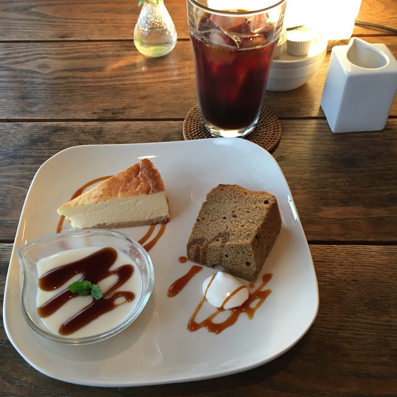 デザート盛り合わせ＋オーガニックアイスコーヒー(Midsummer Cafe 夏至茶屋)
