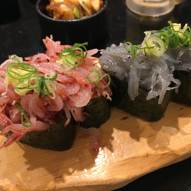 生桜海老と生しらすの軍艦(沼津 魚がし鮨　メイワン浜松店)