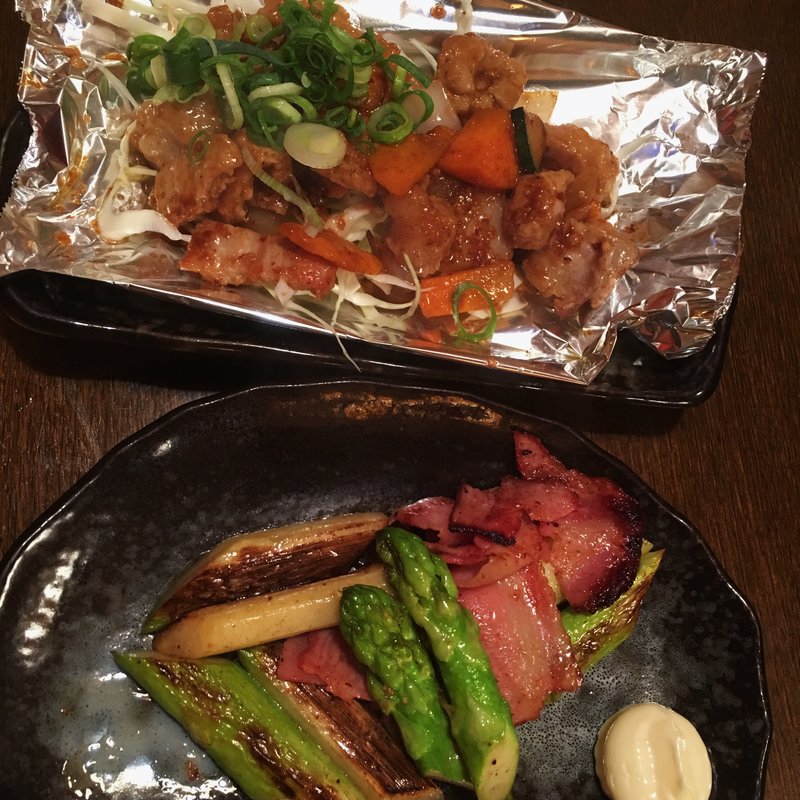 アスパラベーコンとホルモン炒め(駒鉄板お好み焼 )