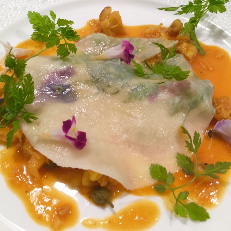 エディブルフラワーを打ち込んだパスタ(レストラン・ピウ)