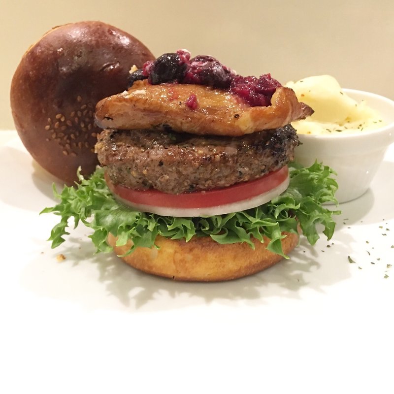 豚トロスモークとベリーソースバーガー(JACK's KITCHEN)