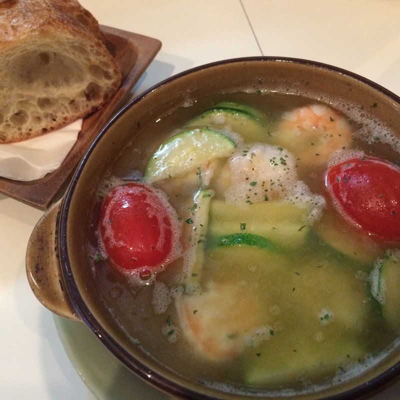 海老とズッキーニとトマトのアヒージョ(エカイエJP新宿)