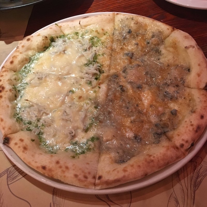 ゴルゴンゾーラ(蜂蜜かけ)、しらすのピザ(カフェ ラ・ボエム 麻布十番 （Cafe La Boheme）)