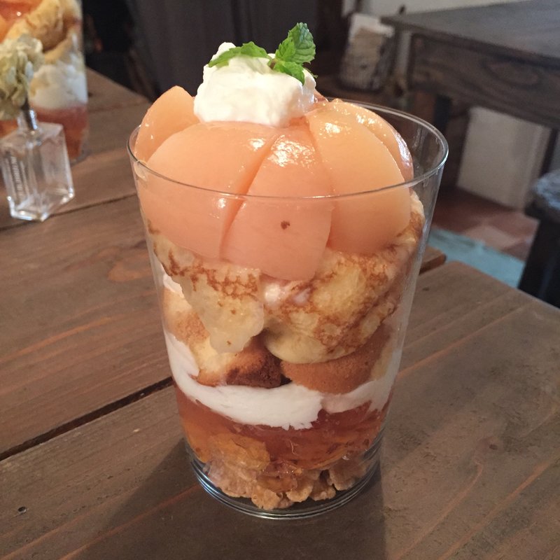 桃パフェ(ebise堂。 （エビスドウ）)