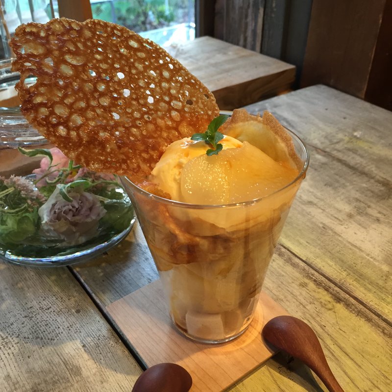 アールグレイカラメルと梨のクレープパフェ(ヴェールデグリ)