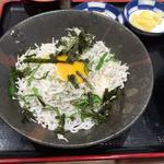 釜揚げシラス丼、卵トッピング(姫路とれとれ市場 )