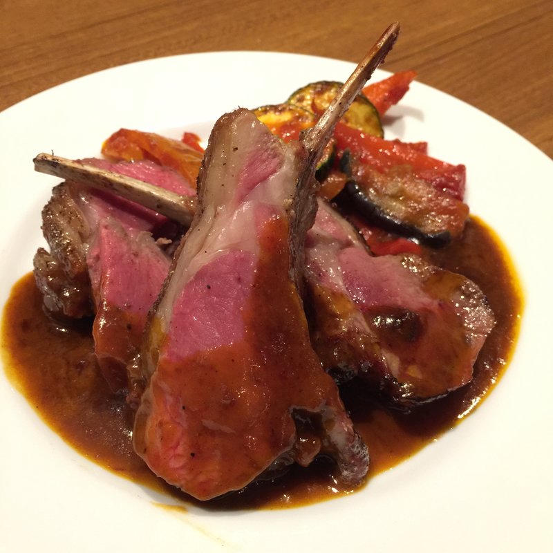 子羊背肉のロースト ハチミツと黒コショウソース(Saint-Jean-Pied-de-Port)