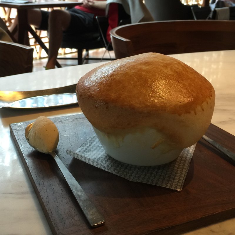 洋梨とチョコレートの大きなポットパイ バニラアイス添え(INTERSECT BY LEXUS TOKYO)