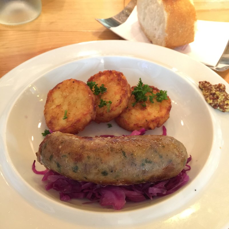 自家製オクシタンソーセージのロースト ポテトロスティと紫キャベツ添え(ル・コントワール・オクシタン)