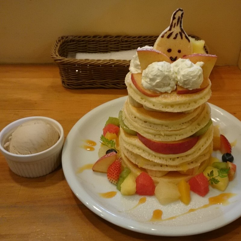 たっぷりフルーツと塩生クリーム、ジャムでおめかししたバターミルクタワーパンケーキ(2名様用)(パンケーキママカフェ VoiVoi （ヴォイヴォイ）)