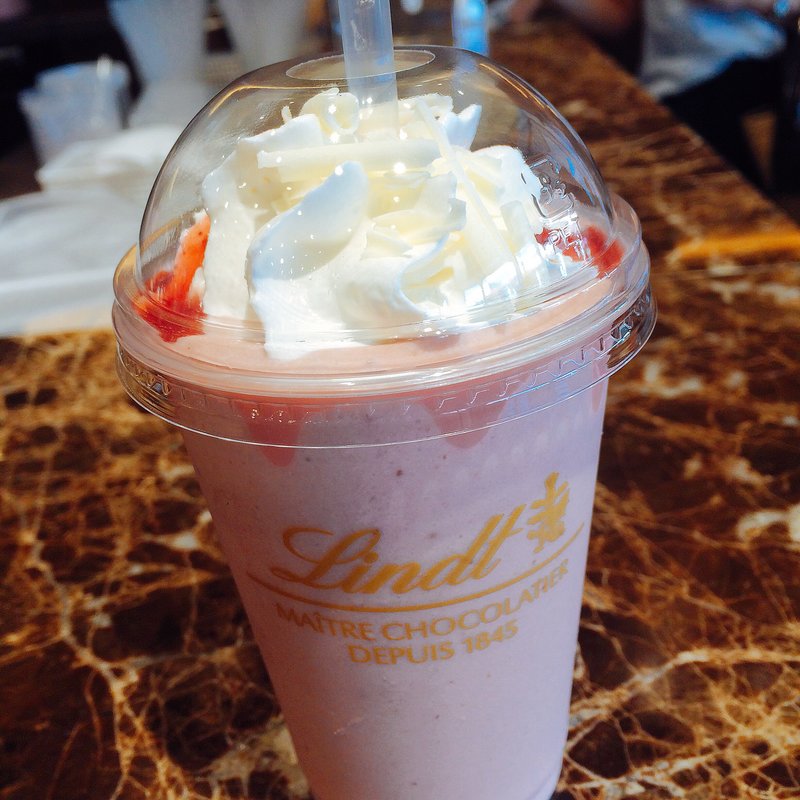ホワイトチョコレートストロベリードリンク(リンツ ショコラ ブティック＆カフェ 神戸三田プレミアム・アウトレット店)