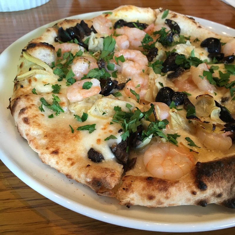 小エビとアーティチョークとオリーブのピザ(エノテカ・ドォーロ・オンニ・ジョルノ)