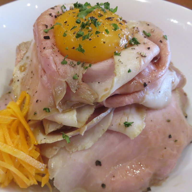 松阪豚プレミアムのローストポーク丼＋卵黄のせ(キッチンバル ボアビアジェン 西田辺店 （BOA VIAGEM）)