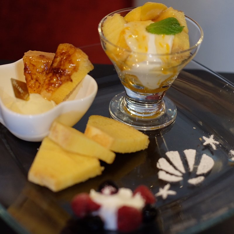 治一郎-花-セット～季節のフルーツ添え～(治一郎 大平台本店 )