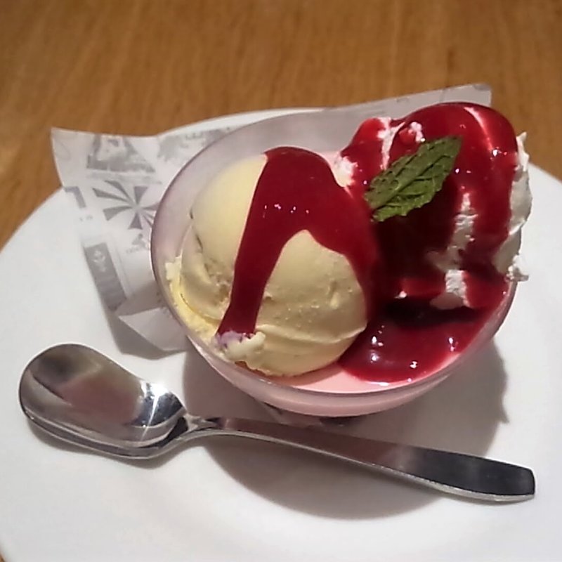 いちごプリンのアイスのせ(CAFE DIVERGE)