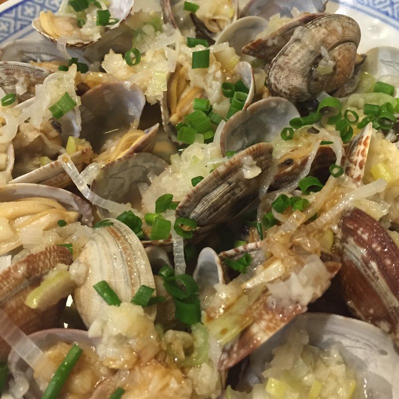 アサリのニンニクソース蒸し(香港麺新記 四谷三丁目店)