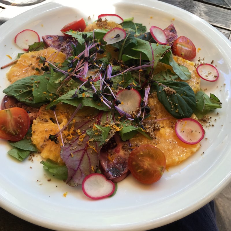 ビーツとオレンジのサラダ(アイビープレイス)