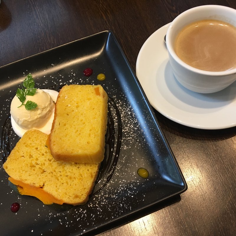 カボチャのシフォンケーキセット(お野菜ダイニング&カフェ SOLVIVA ソルビバ 梅田店)