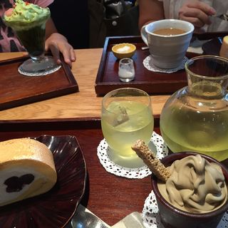 岡山煎茶&白ブドウ季節のお茶セット（堂島ロール、ほうじ茶ソフト）(カフェ ソラーレ Tsumugi LUCUA店 （カフェソラーレ ツムギ）)