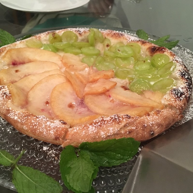 デザートピザ（白桃・シャイニングマスカット）(エンボカ軽井沢 旧軽井沢店 （enboca軽井沢）)