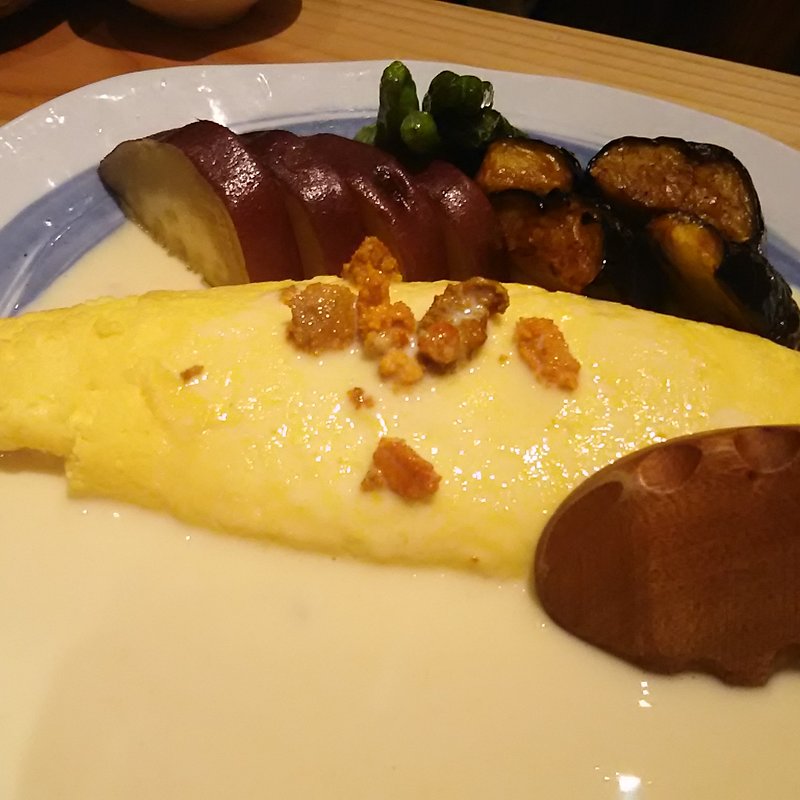 生ウニのオムレツ たっぷり菜園野菜そえ(人形町 SUSULU)