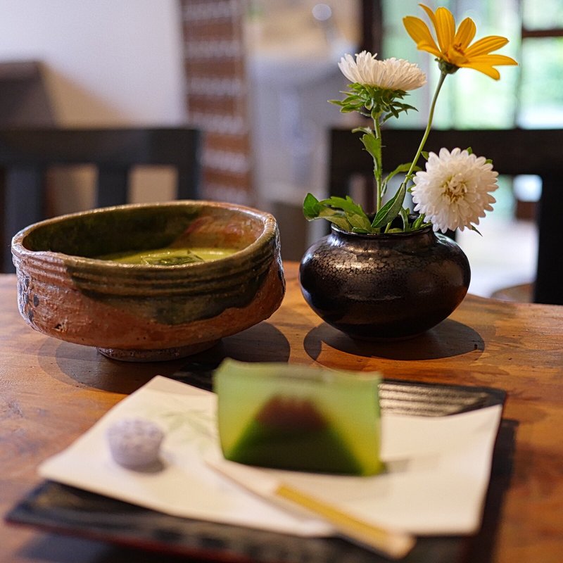 抹茶(菓子付き)(和カフェ すぎのき)