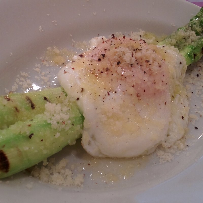 極太アスパラのビスマルク(Trattoria Pizzeria cucina italiana urugus（ウルグス）)