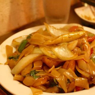 激辛太麺焼きそば（センヤイパットキーマオ）(タイ料理コンロウ渋谷)