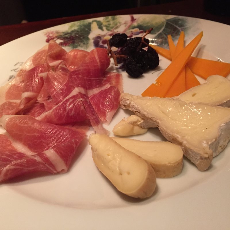 生ハムとチーズ盛り合わせ(ル・プティ・コントワール)