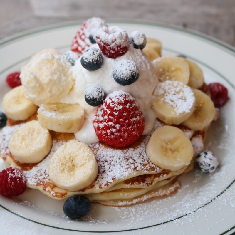 バターミルクパンケーキのフルーツミックス&ホイップクリーム添え (Brooklyn Pancake House)