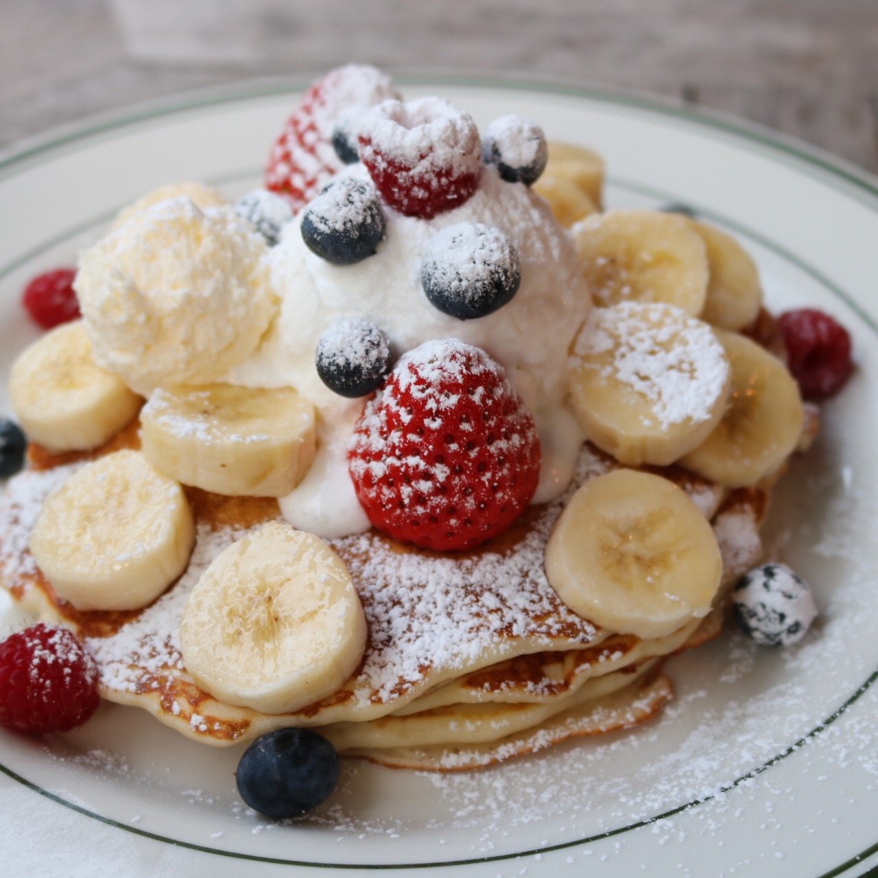 バターミルクパンケーキのフルーツミックス&ホイップクリーム添え (ブルックリンパンケーキハウス （BROOKLYN PANCAKE HOUSE