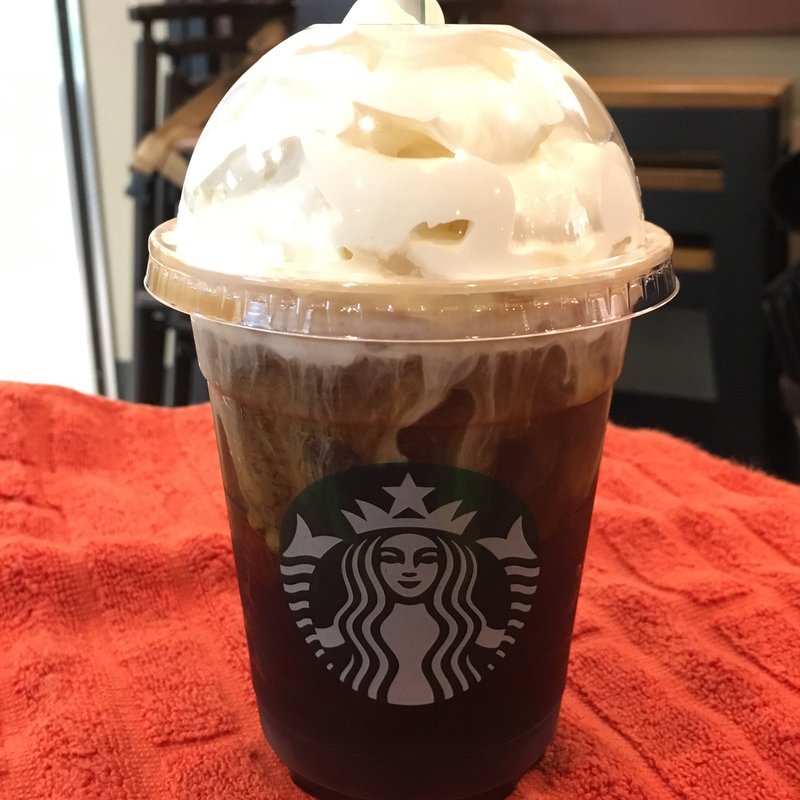 アイスコーヒーにホイップクリームカスタマイズ(スターバックスコーヒー ＪＲ東海 新大阪駅新幹線ラチ内店)