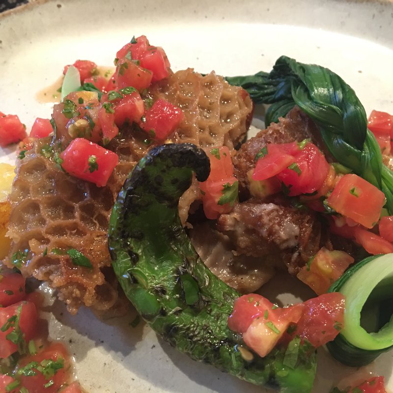 牛トリッパのカリカリソテー、トマトとパクチーのサルサ(ルスケアクロウ)