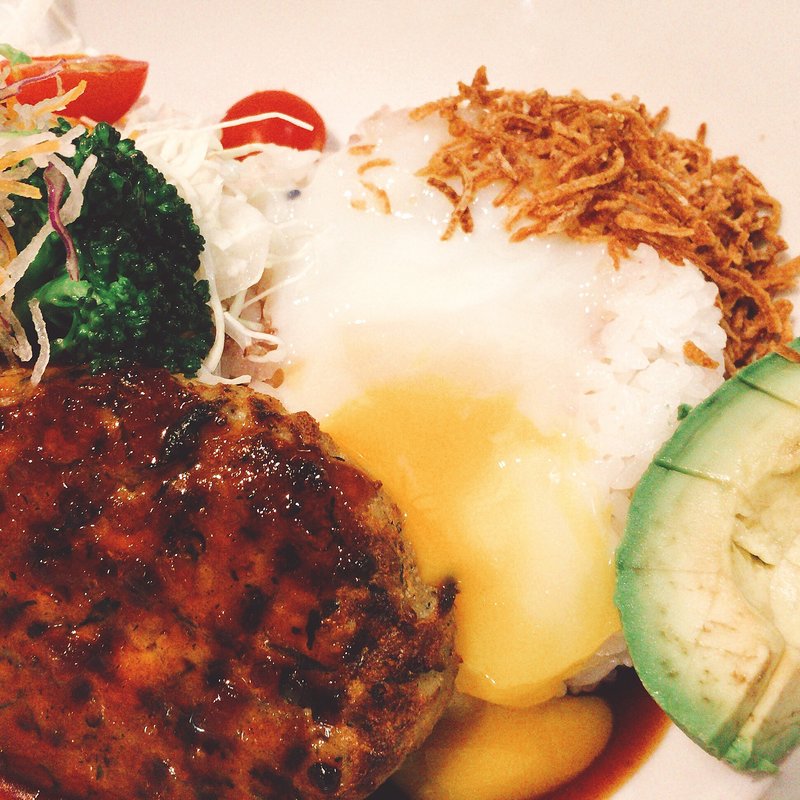 豆腐ひじきハンバーグとアボカドの温玉ロコモコプレート(梅田 阪急三番街 リバーカフェ （RIVER CAFE）)