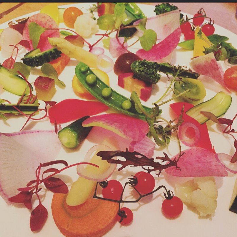 スペシャリテサラダ 15種類の旬野菜のガーデンプレート トマトのバーニャカウダソース(TOOTH TOOTH Beer Garden （トゥーストゥース ビアガーデン）)